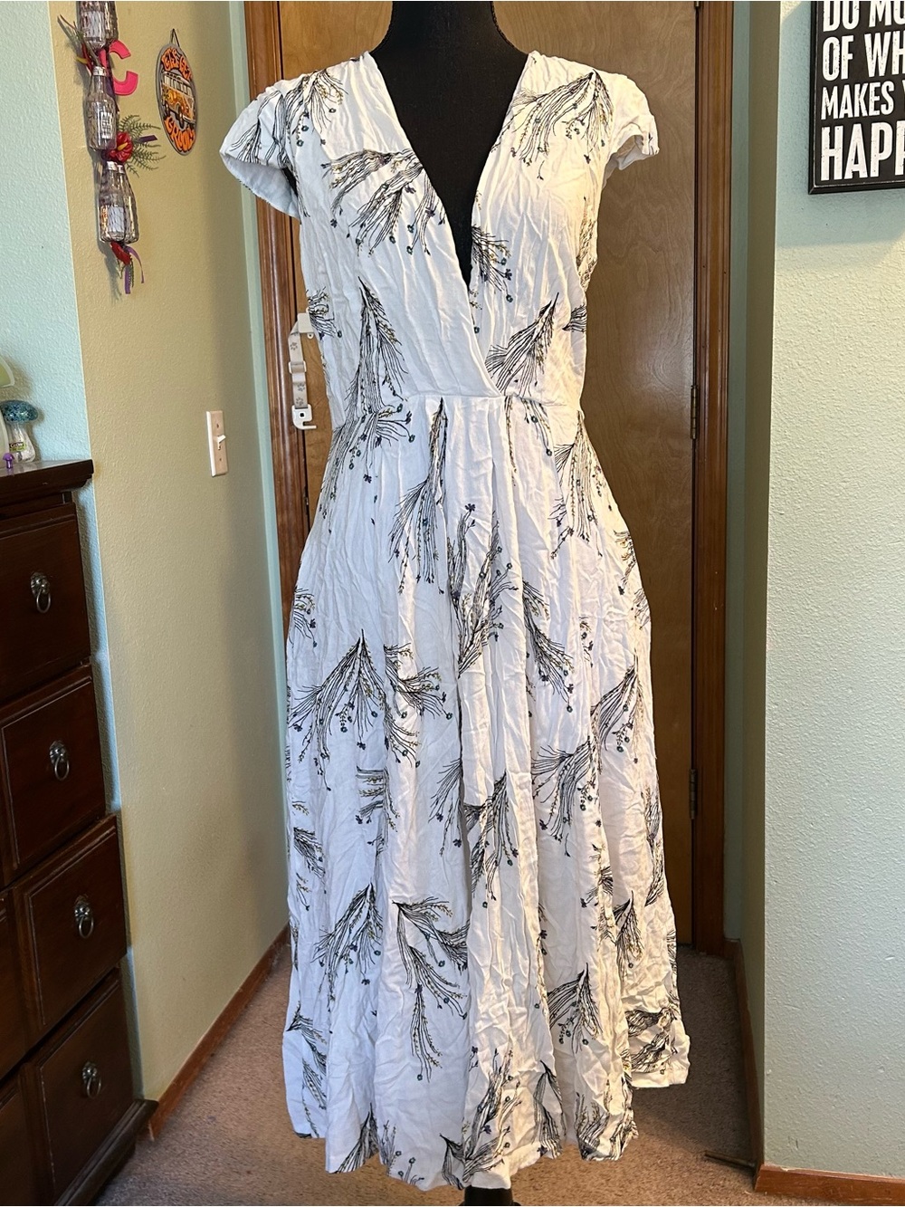 Free People white with floral print deep v-neck midi dress cap sleeves size 8